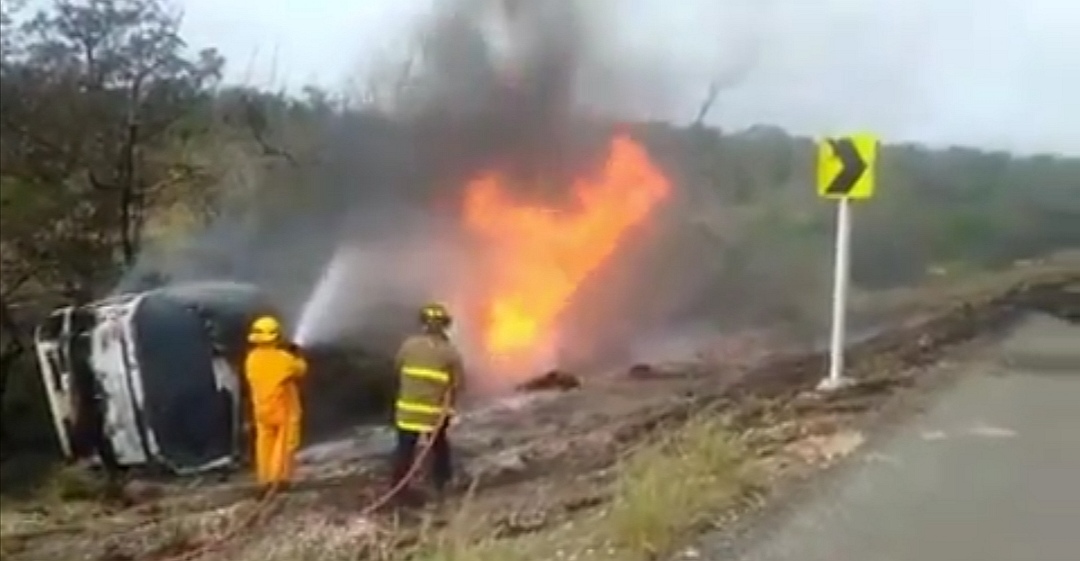 Bomberos sofocan el fuego.