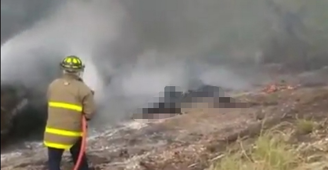 Bomberos sofocan el fuego.