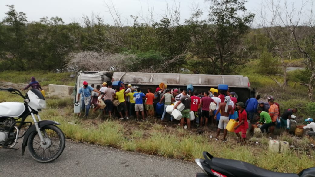 Las personas antes de la explosión del camión.