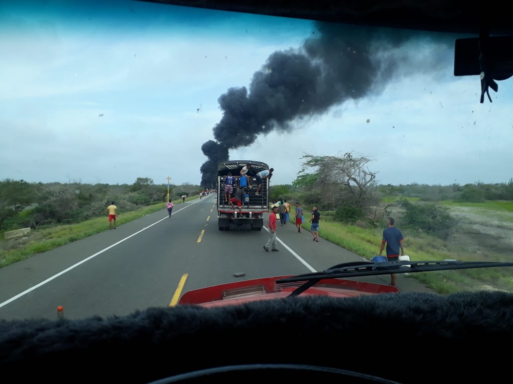A lo lejos se ve el fuego del camión cisterna en la vía.