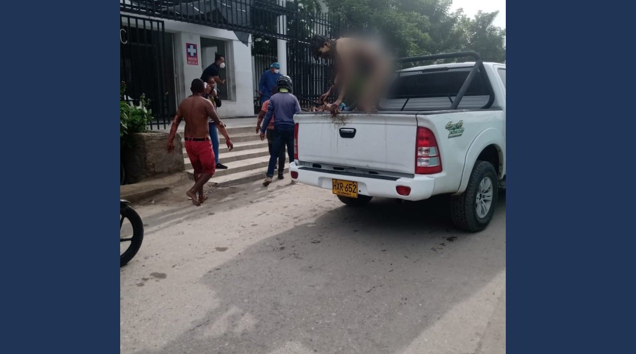 Un herido baja de una camioneta.