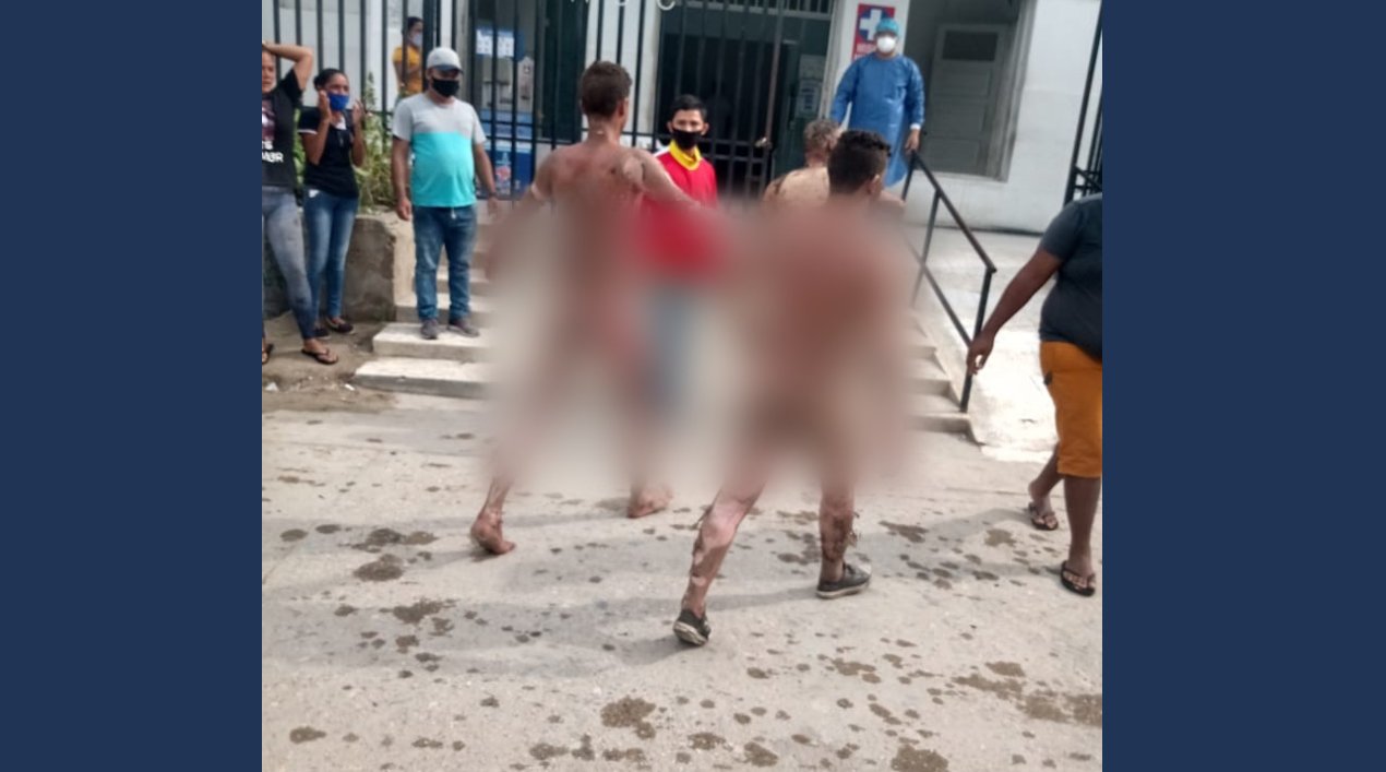 Dos heridos entran a un hospital.