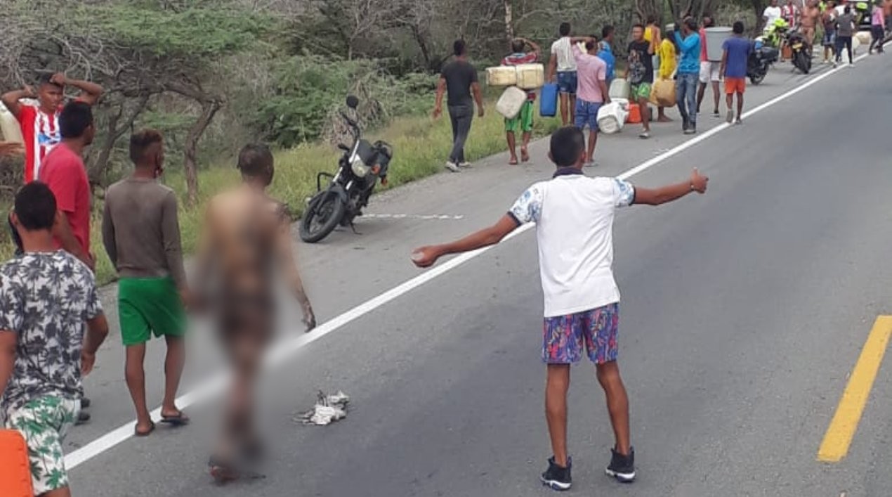 Un joven pide ayuda para este lesionado quemado.