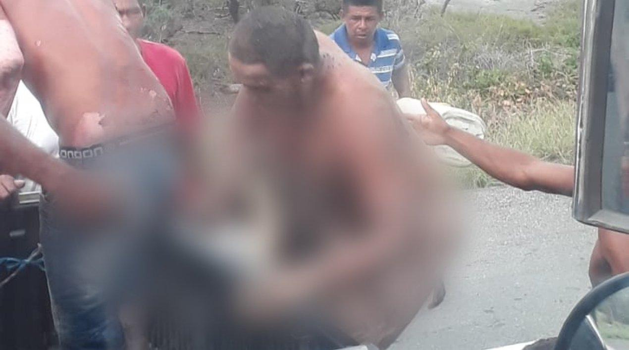 Heridos suben a una camioneta para ser trasladados a un hospital.