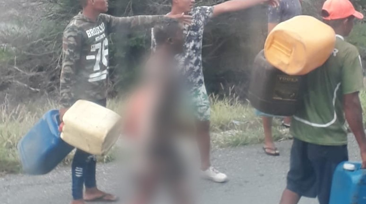 Un hombre quemado espera ayuda.