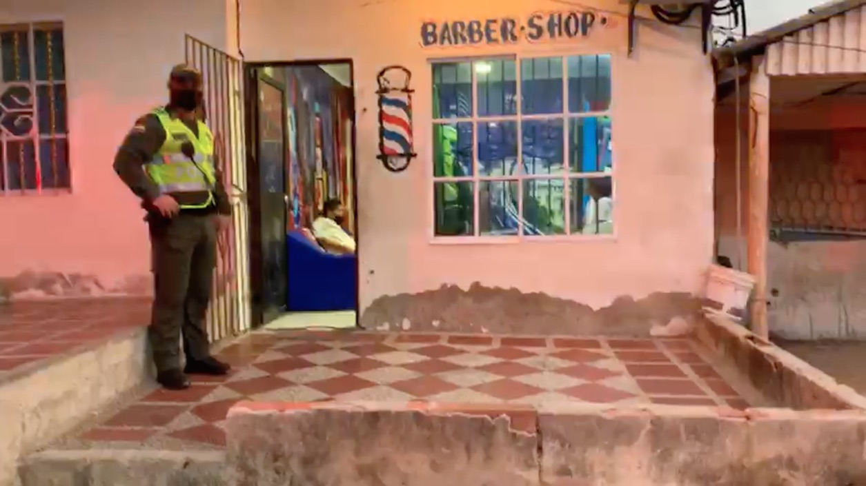 Fachada de la barbería.