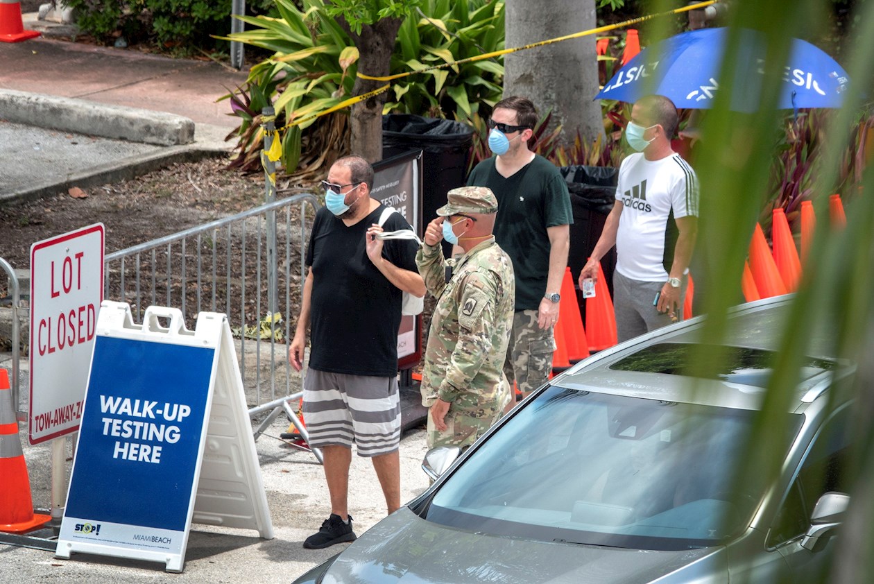 Personas hacen fila para obtener el servicio de pruebas de detección de Covid-19.