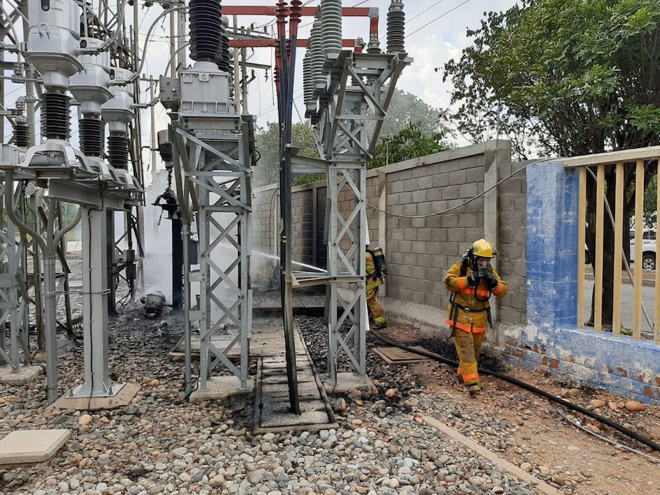 El Cuerpo de Bomberos sofocando las llamas.
