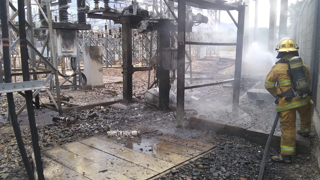 El Cuerpo de Bomberos sofocando las llamas.