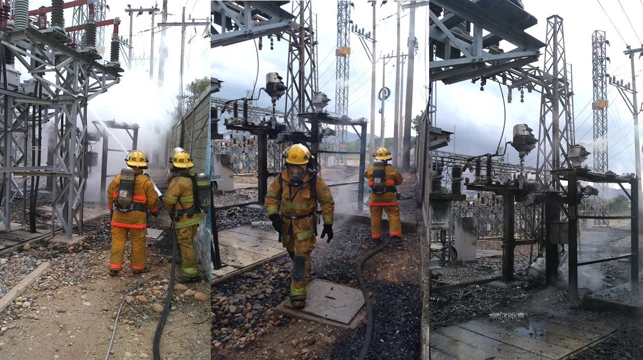 El Cuerpo de Bomberos extinguiendo las llamas.