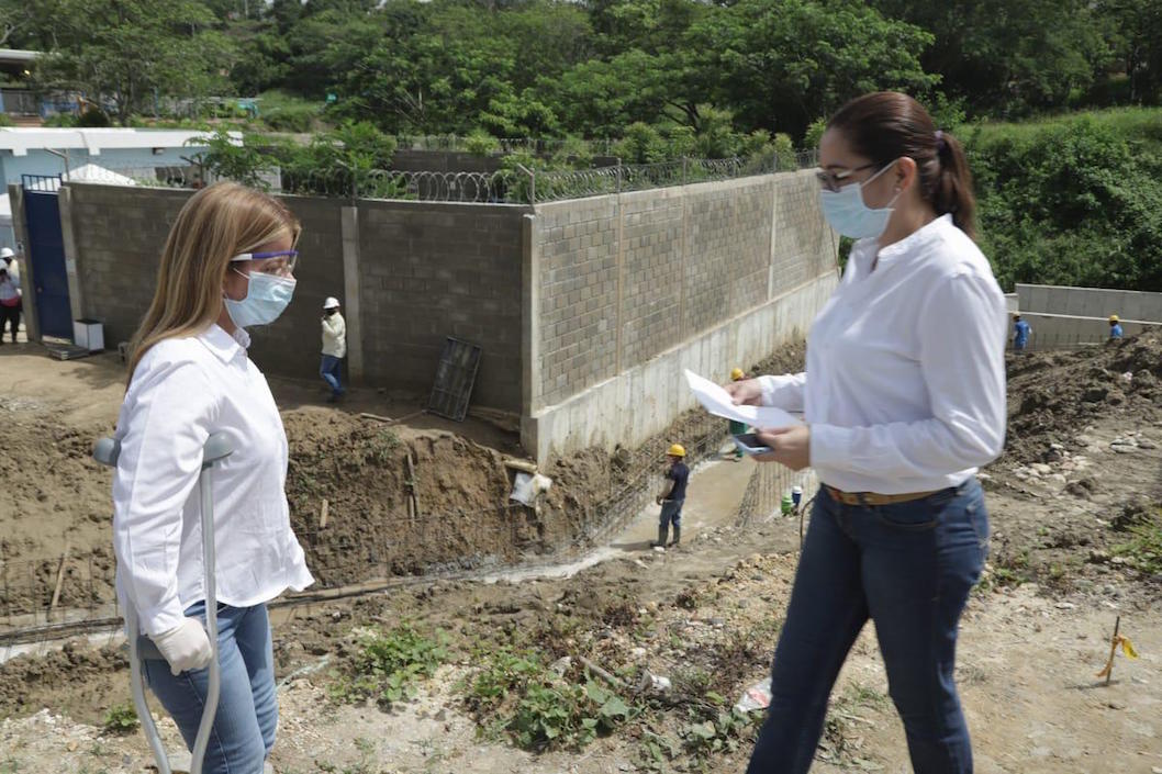 Recorriendo las obras.