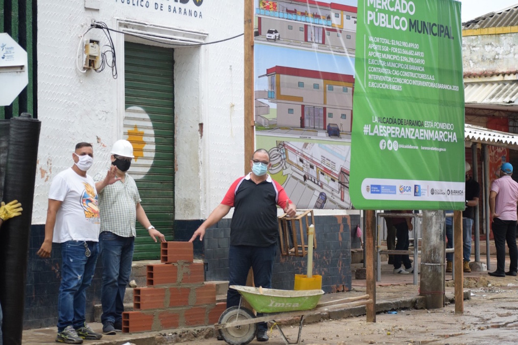 El Alcalde Roberto Celedón frente al sitio del proyecto.