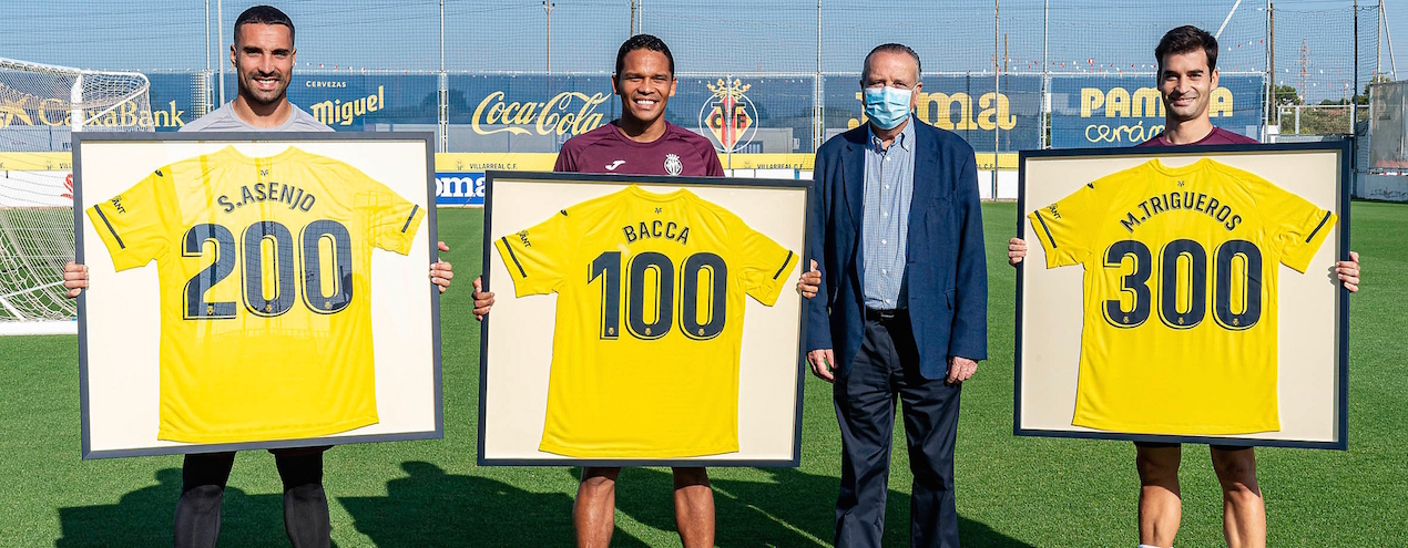 De izquierda a derecha, Sergio Asenjo, Carlos Bacca, el presidente del Villarreal, Fernando Roig, y Manu Trigueros.