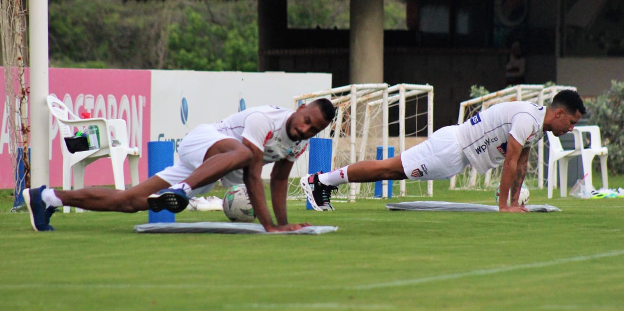 El defensa central Willer Ditta y el volante mixto James Sánchez.