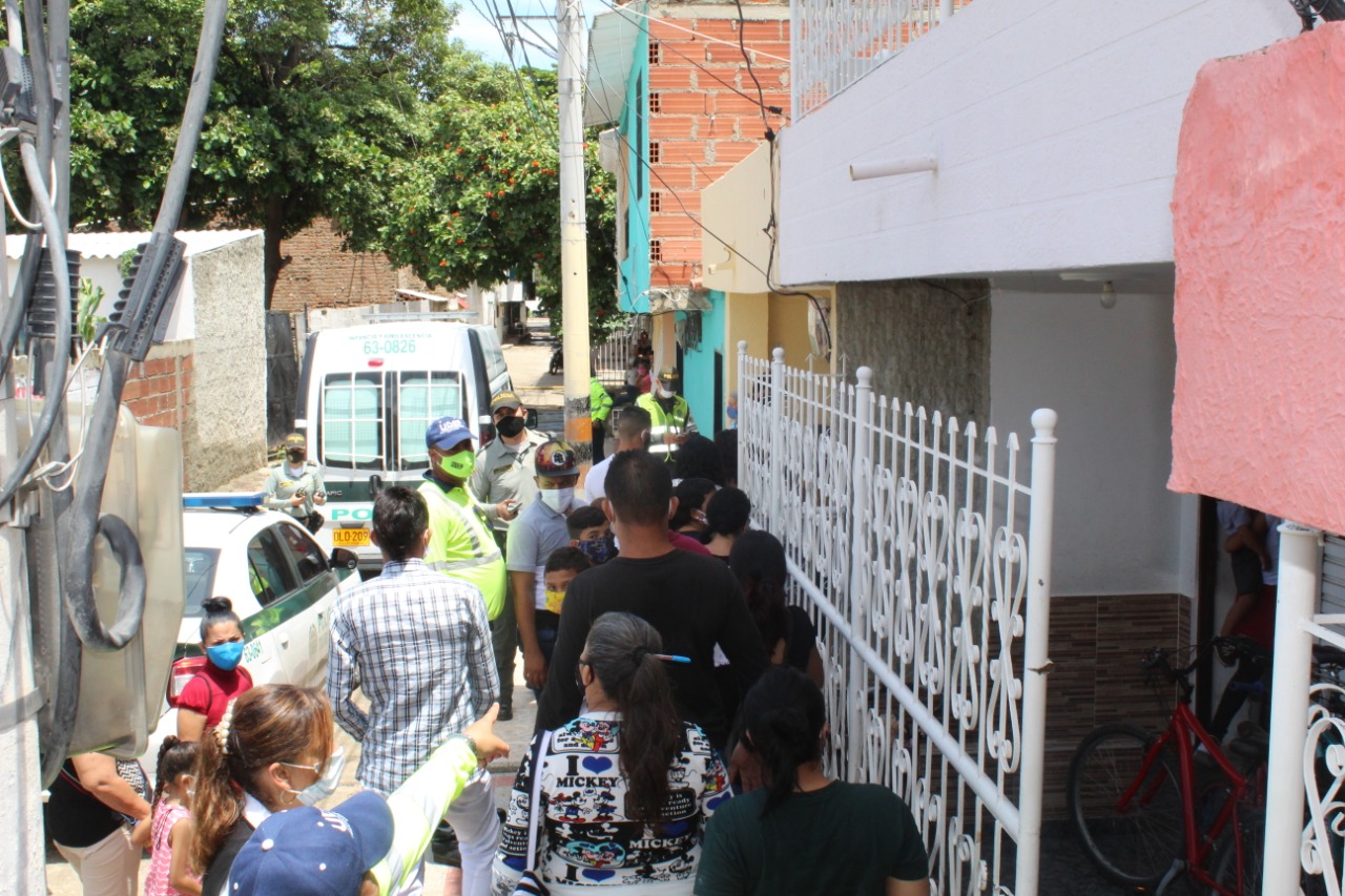 Momento en que salían de la casa las personas de una iglesia cristiana.