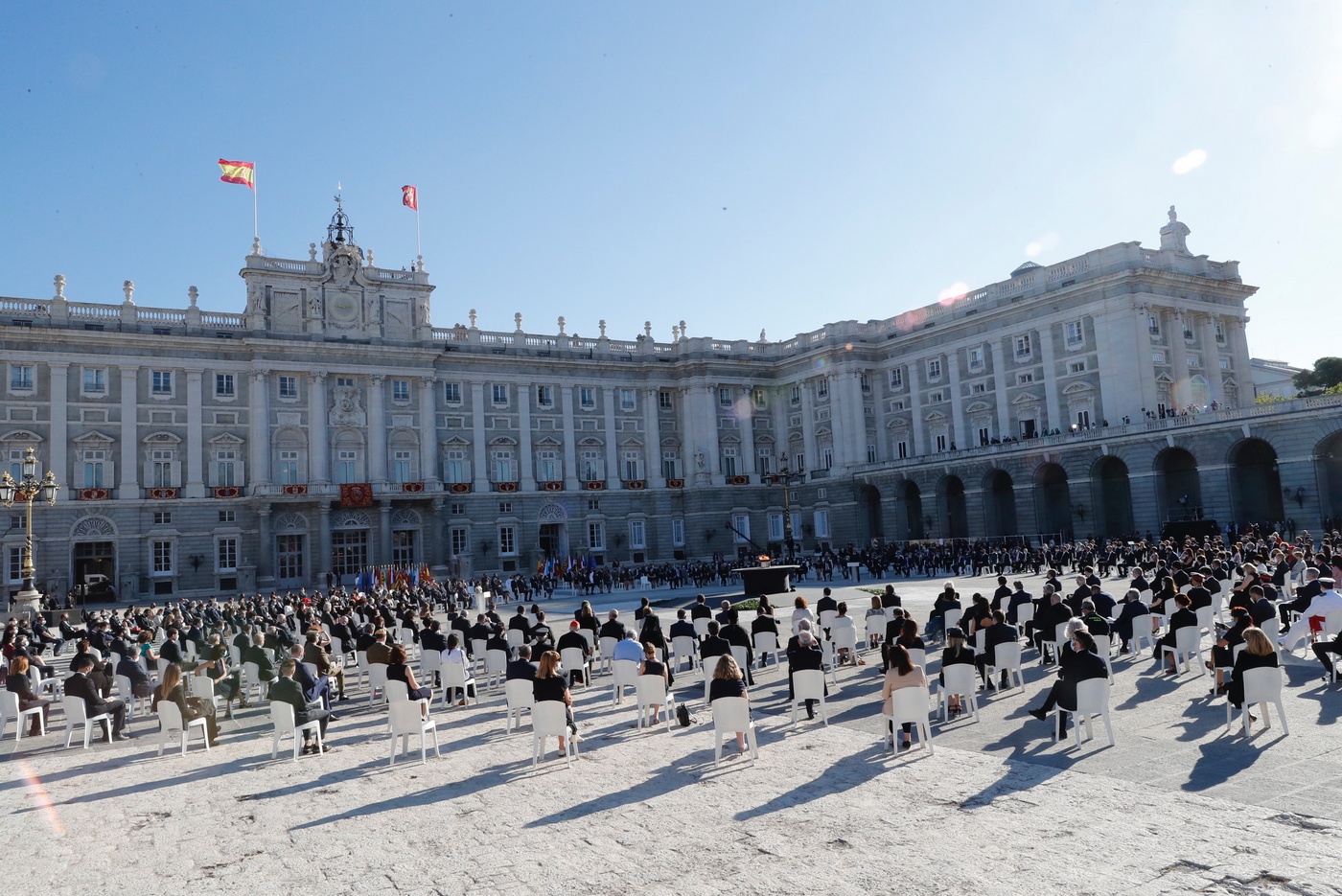 homenaje de Estado a las víctimas de la pandemia de coronavirus y a los colectivos que le han hecho frente en primera línea, que se ha celebrado este jueves en el Patio de la Armería del Palacio Real con un acto presidido por el rey y que cuenta con la presencia de representantes de instituciones, partidos e invitados internacionales. 
