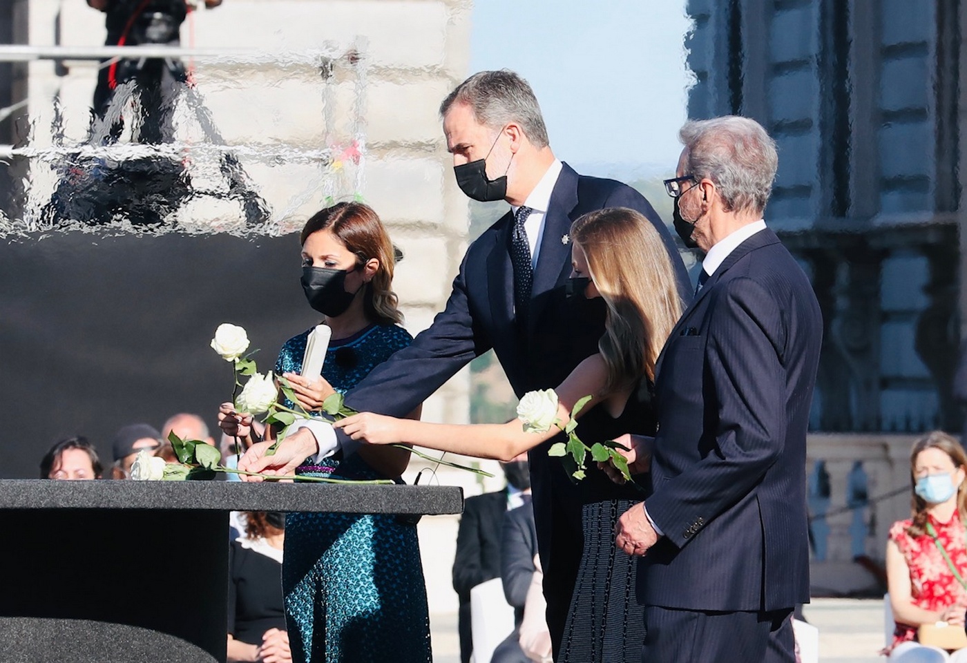 Los Reyes Felipe VI (i) y Letizia (c) en el homenaje de Estado a las víctimas de la pandemia de coronavirus.