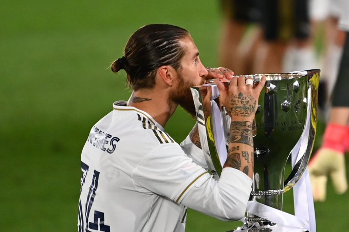 El capitán Sergio Ramos con el trofeo de campeón.