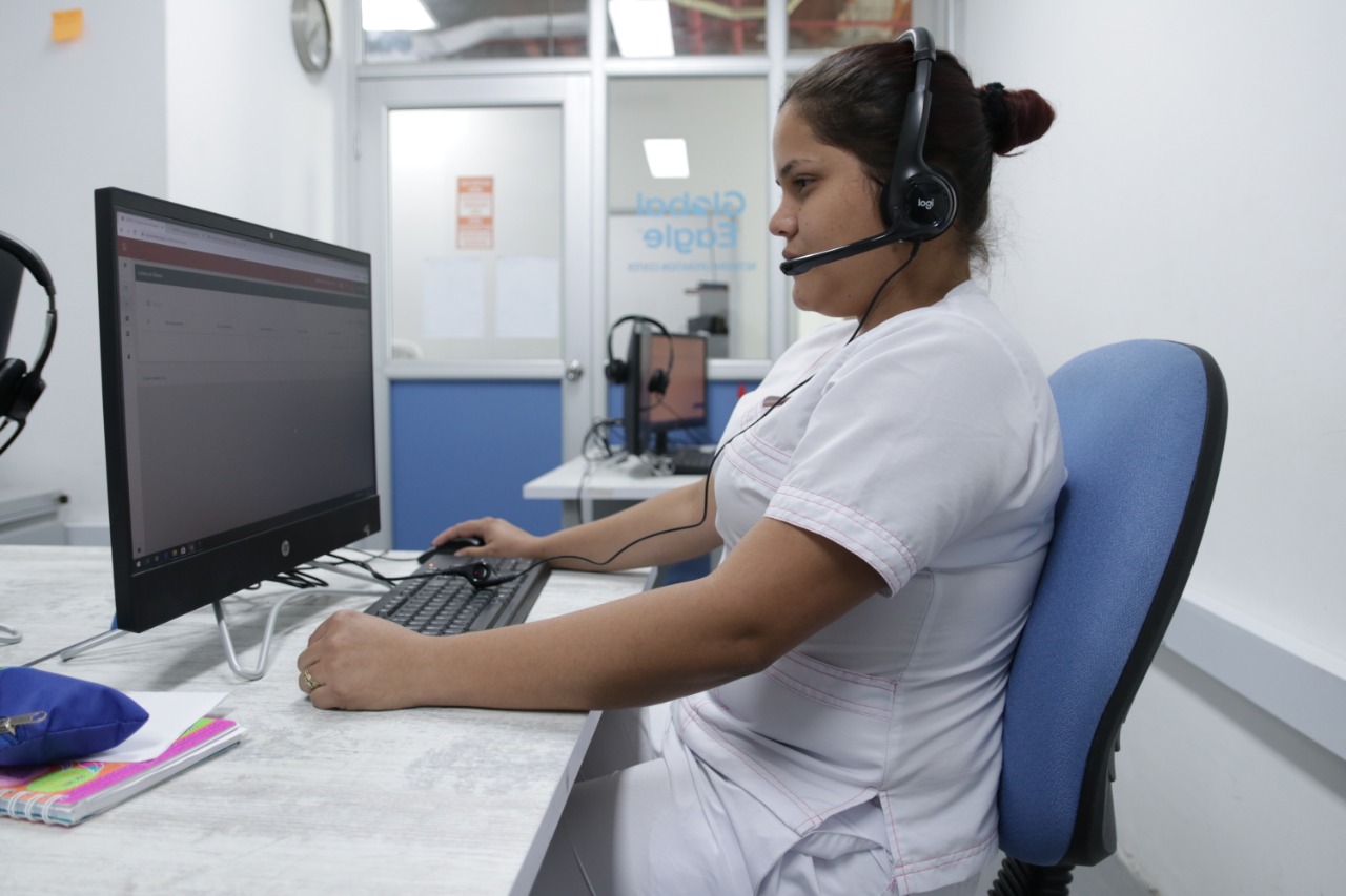 Los teléfonos son atendidos por 25 enfermeras profesionales, dos médicos orientadores y un fisioterapeuta.