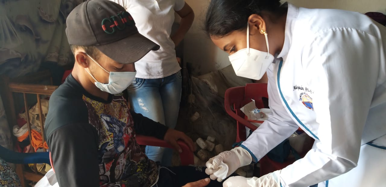 Suministrada Alejandra atiende a uno de los heridos de Tasajera