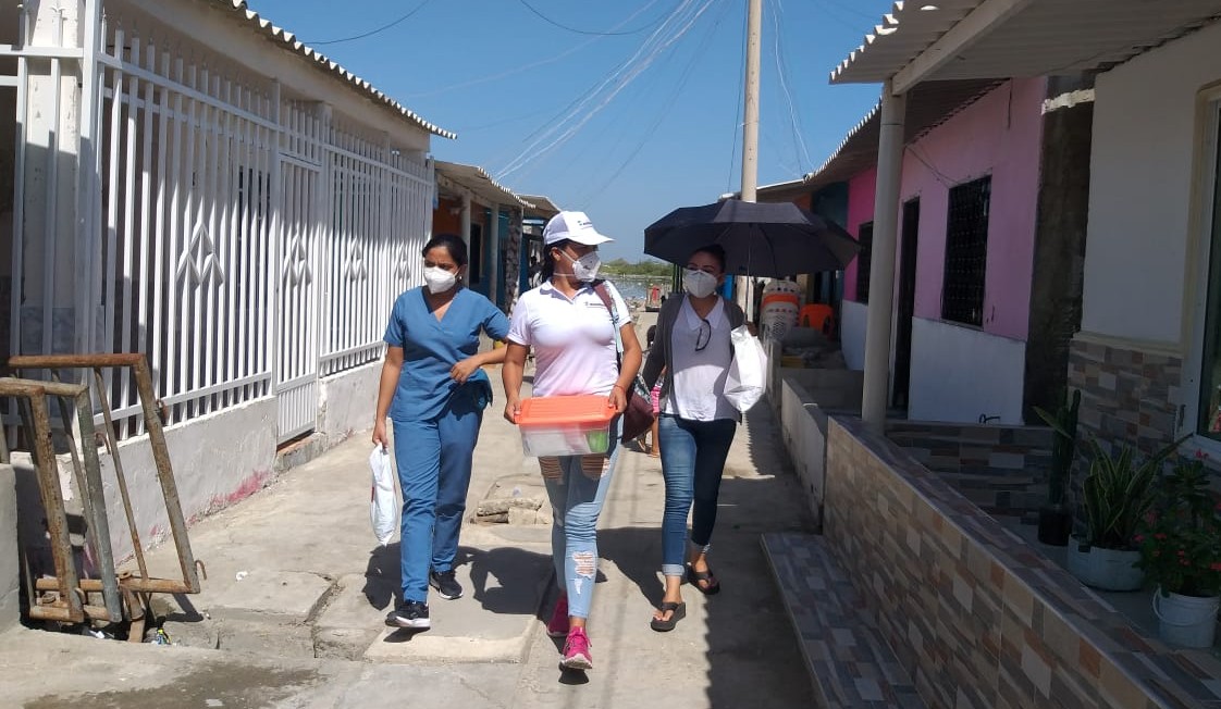Suministrada Alejandra, Katherine y América recorren una calle de Tasajera