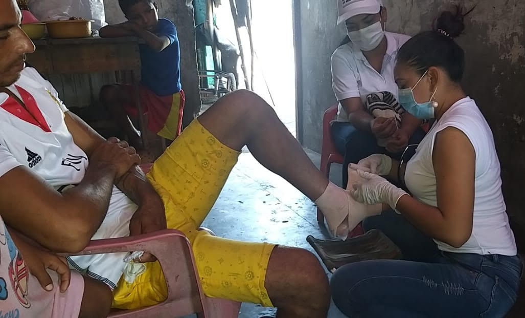 Suministrada. Atención a uno de los heridos de Tasajera