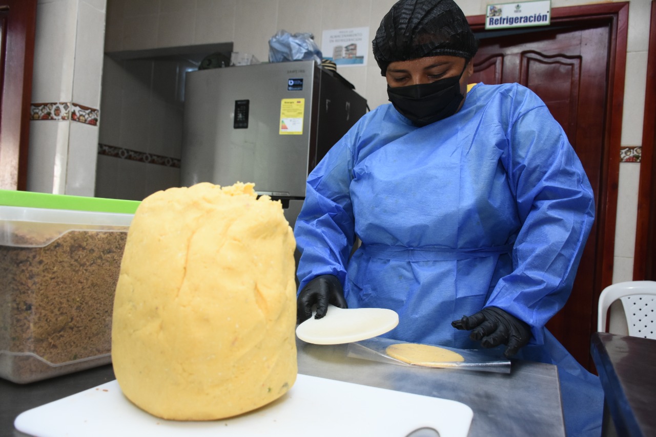 Una de las matronas preparando arepas.