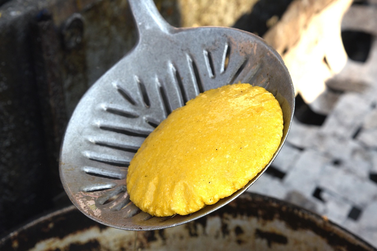 Una de las matronas preparando arepas.