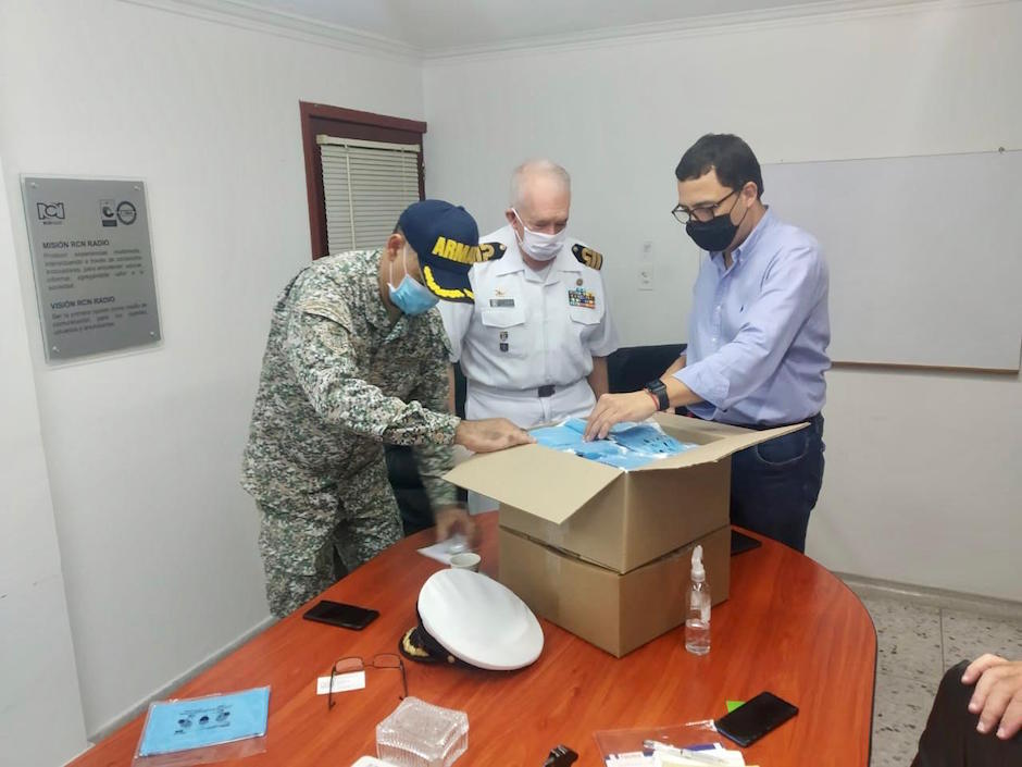 Acto de entrega de los tapabocas.