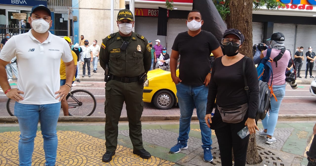 Reunión entre voceros de la Alcaldía y los representantes de los comerciantes.