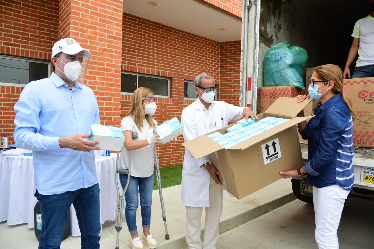 Gobernación El Alcalde de Soledad, Rodolfo Ucrós; la Gobernadora del Atlántico, Elsa Noguera y la secretaria de Salud, Alma Solano.