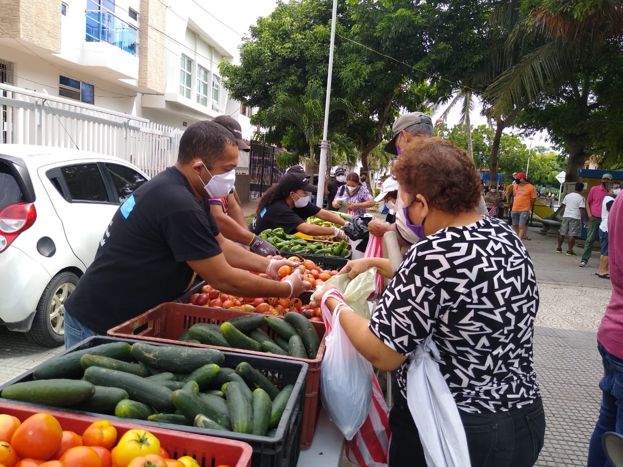 La gente se acercó a recibir las ayudas en completo orden.