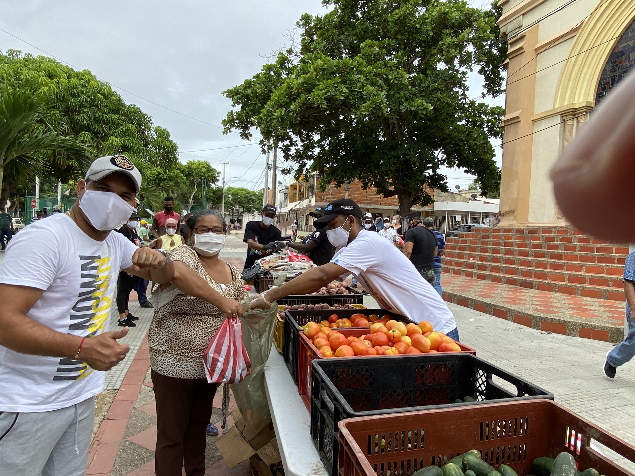 La gente se dio cita en la plazoleta de la iglesia San Felipe.