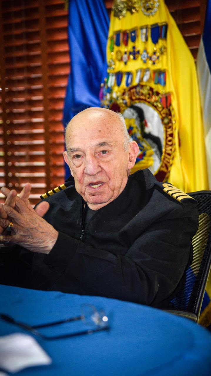 Capitán de Navío Luis Felipe Mantilla.