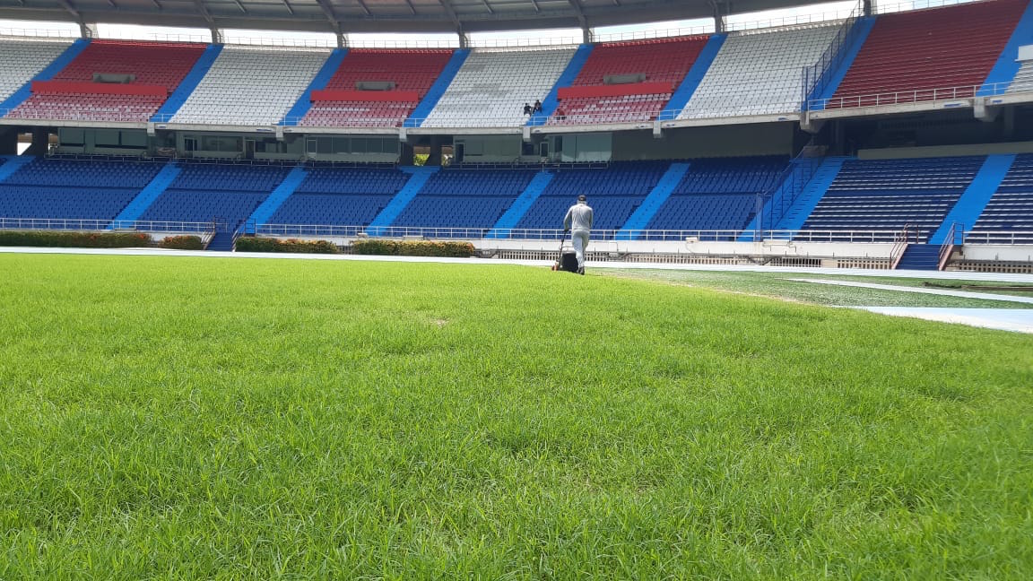 Un trabajador le hace mantenimiento a la cancha del Metropolitano.