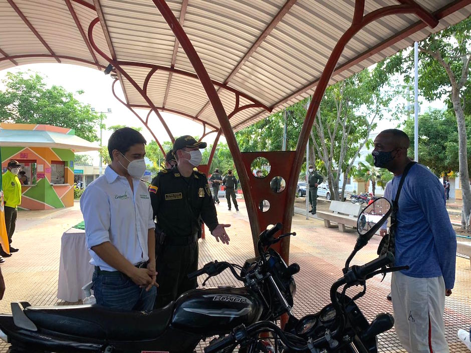 Las autoridades entregando la moto a uno de los propietarios afectados.