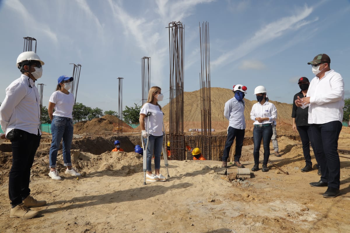 Gobernadora del Atlántico, Elsa Noguera, inspeccionó las obras de la concha acústica.