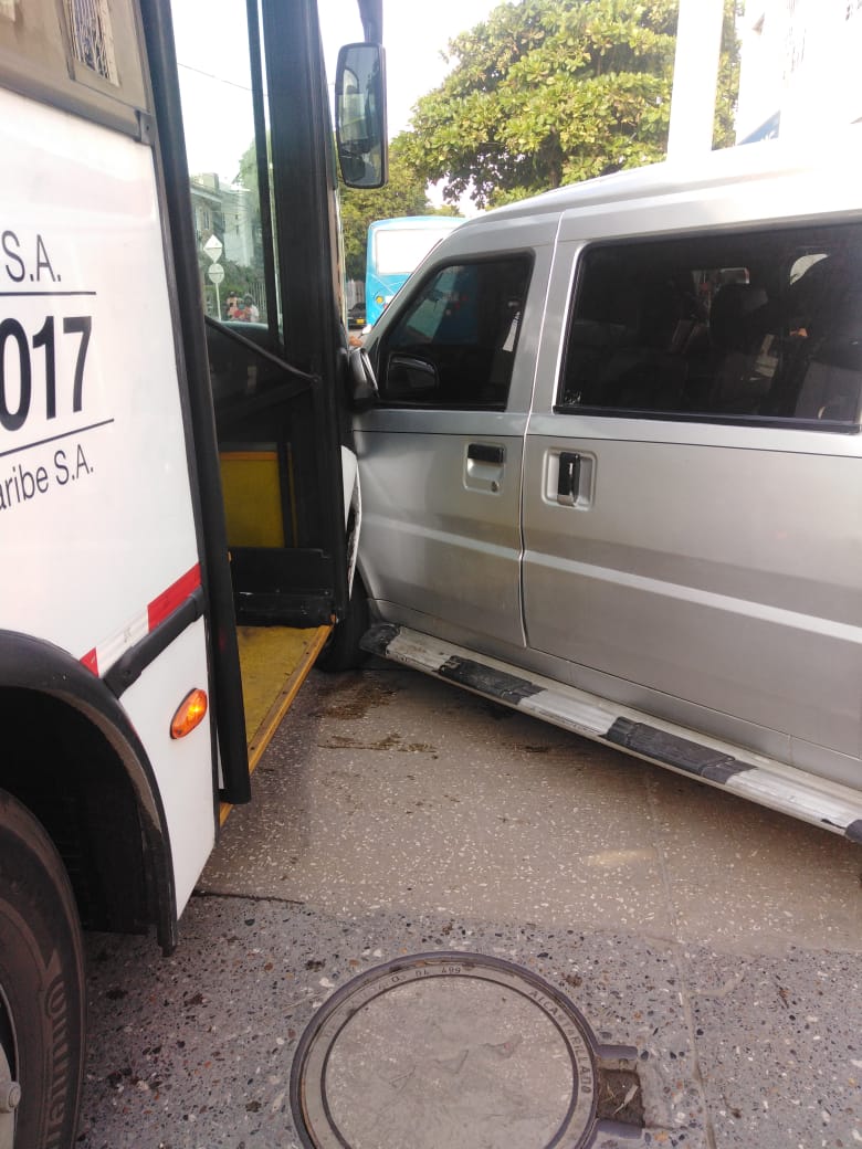 Accidente entre alimentador y vehículo particular en la calle 57 con carrera 6 sur.