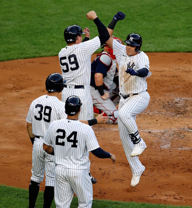 Gio Urshela felicitado por sus compañeros.