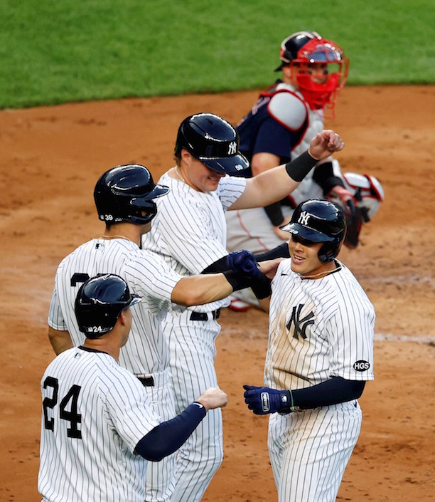 Gio Urshela felicitado por sus compañeros.