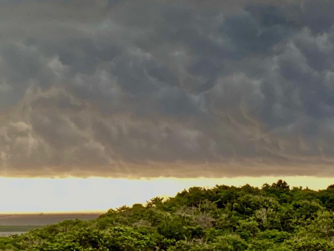 Foto de Claudia Cuello sobre el cielo en Barranquilla.