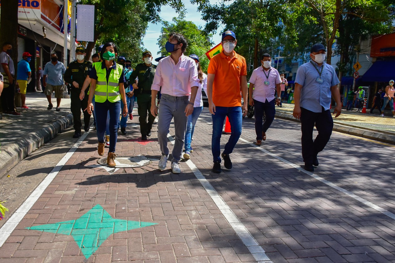 La secretaria de Tránsito y Seguridad Vial, Angélica Rodríguez; el Alcalde de Barranquilla, Jaime Pumarejo y el gerente del Centro, Angelo Cianci.