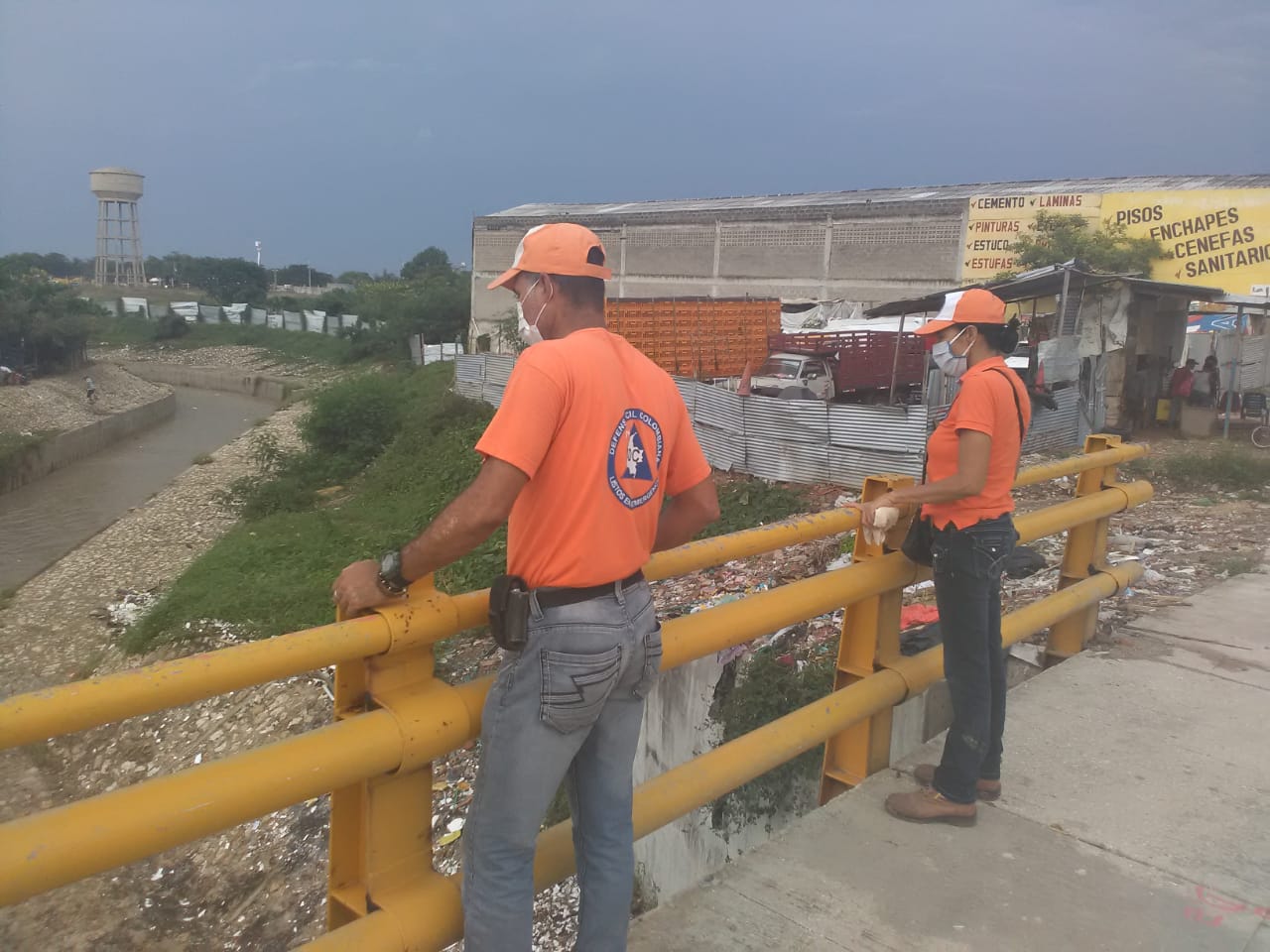 Defensa Civil de Soledad en las labores de búsqueda del niño.