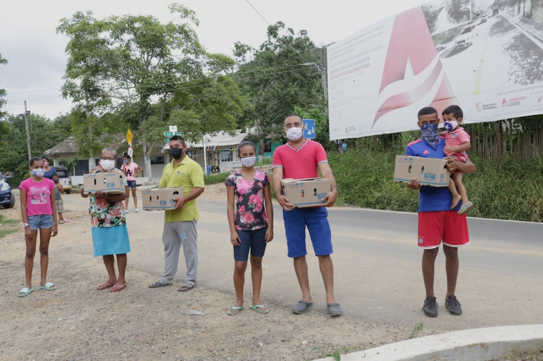 Habitantes de Paluato recibiendo ayudas alimentarias.