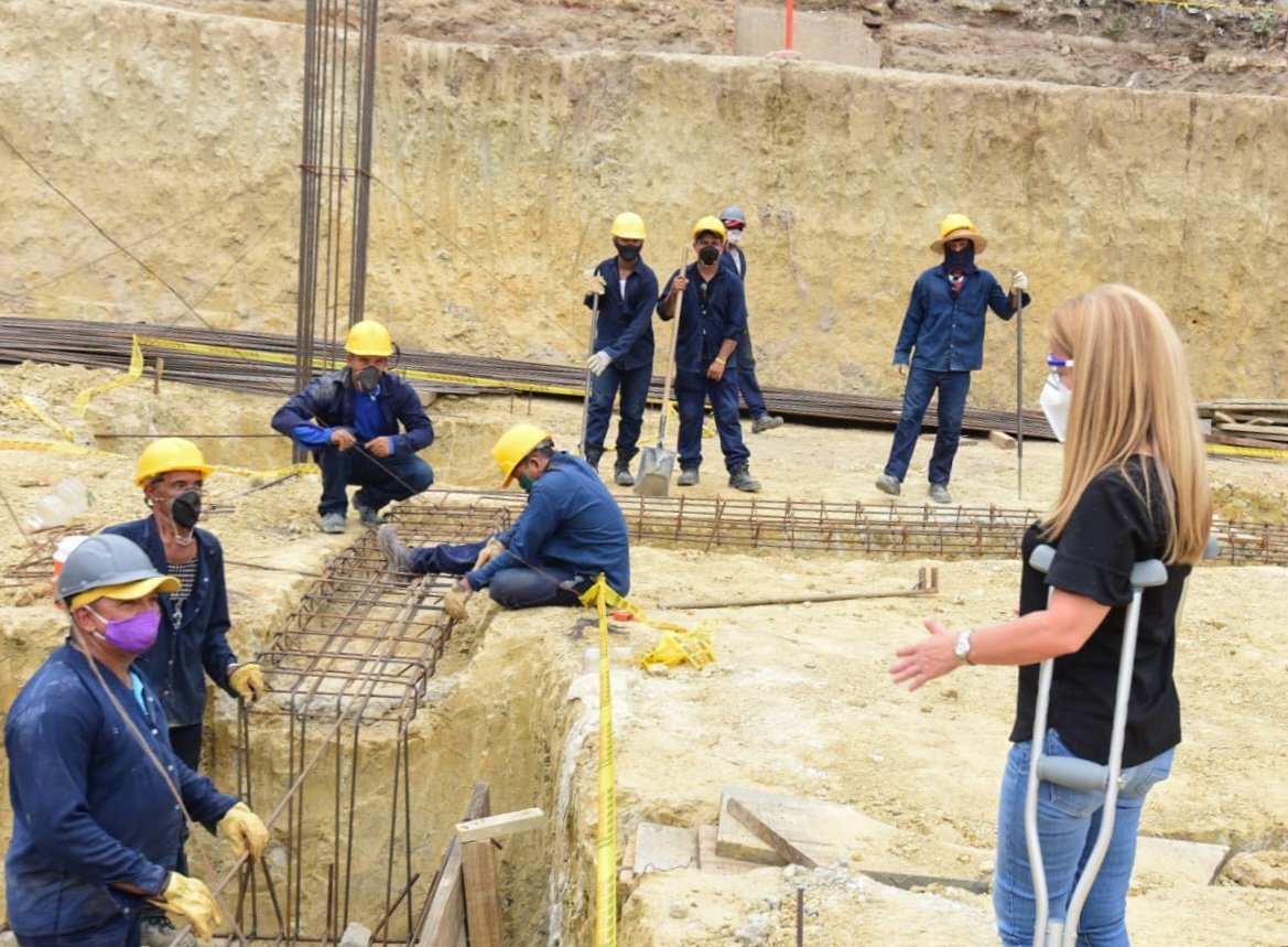 La Gobernadora inspeccionando las obras.