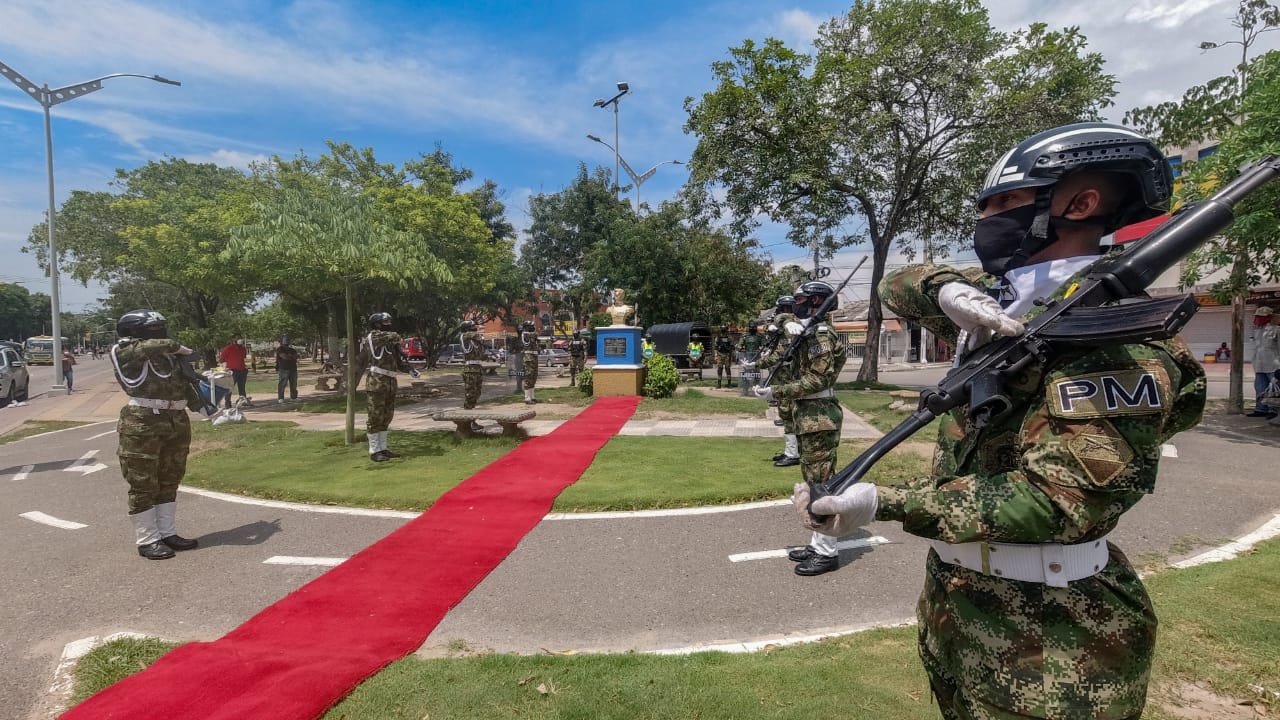 Ofrenda floral al Libertador en el Bulevar de Simón Bolívar, en Barranquilla.