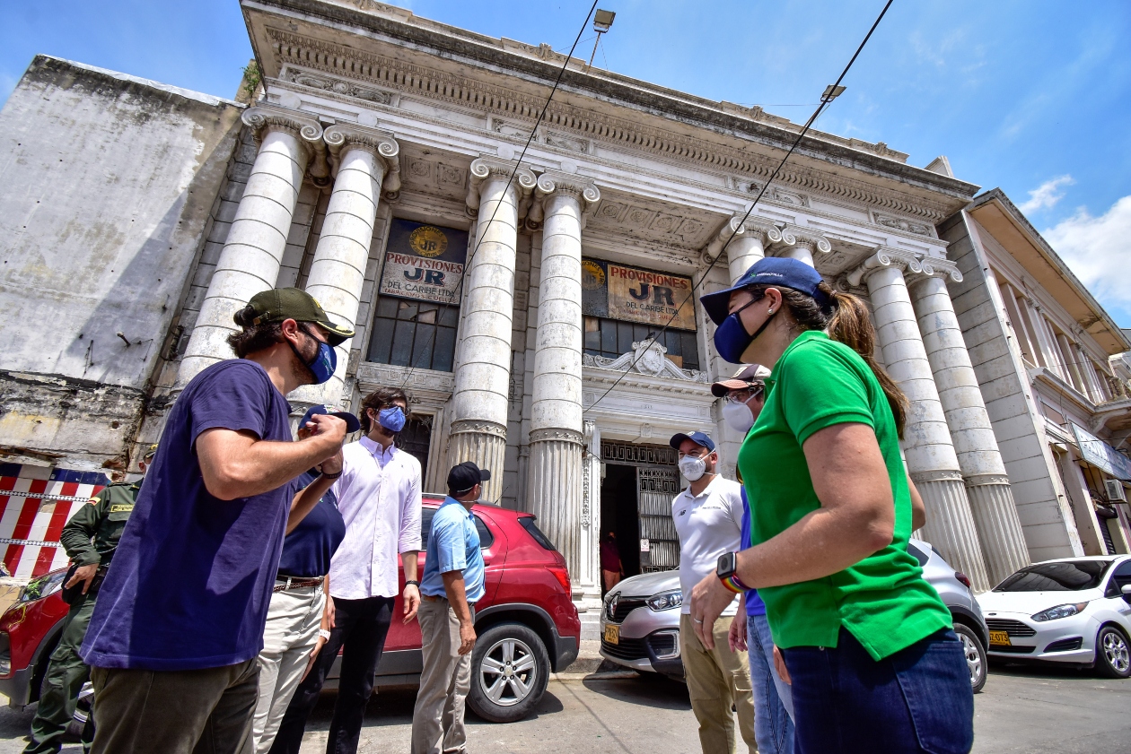 Alcalde Jaime Pumarejo durante el recorrido en el Centro, con su gabinete.