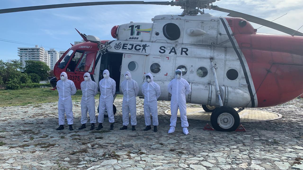Prensa Gobernación del Magdalena Un helicóptero con medidas de bioseguridad trasladó el cuerpo del gobernador indígena hasta la Sierra Nevada de Santa Marta.