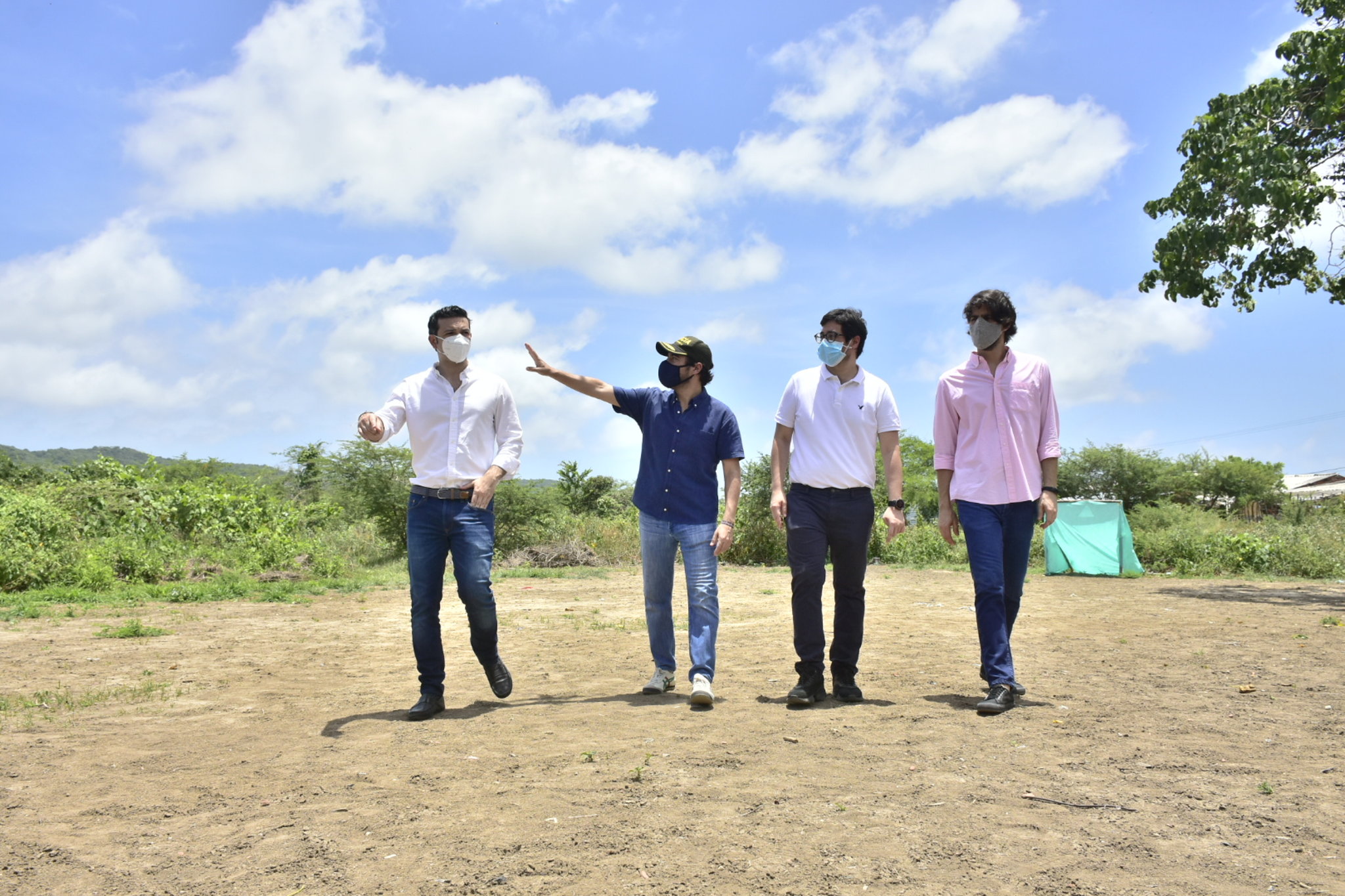 El alcalde visitando el lugar en donde se construirá el Centro de Bienestar Animal.
