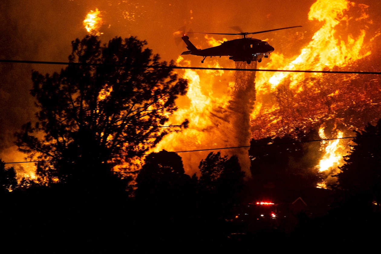 Helicópteros arrojaron agua para sofocar el incendio.